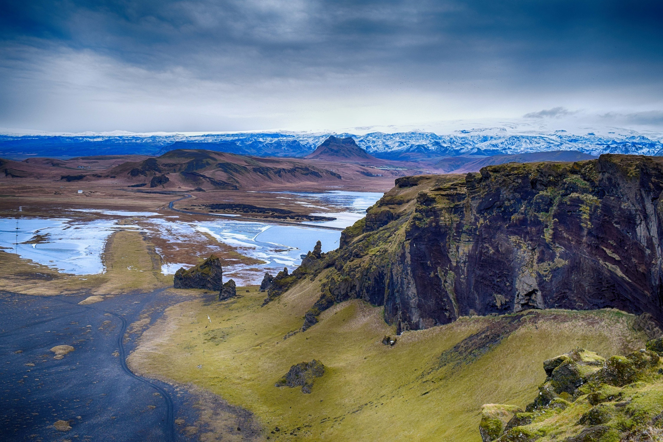 Исландия какая европа. Рейкьявик Исландия горы. Озеро Тоурисватн Исландия. Исландия Рейкьявик природа. Острова Ирландия, Гренландия, Исландия.