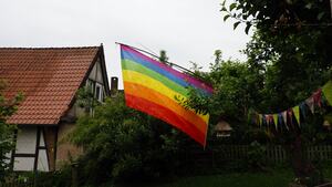Regenbogenfahne im Garten